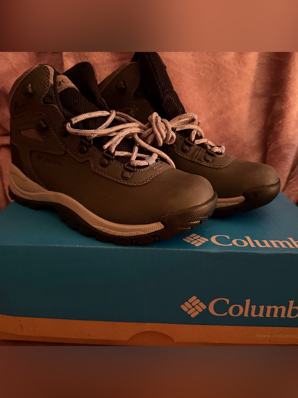 Columbia Newton Ridge Plus size 7 hiking boots